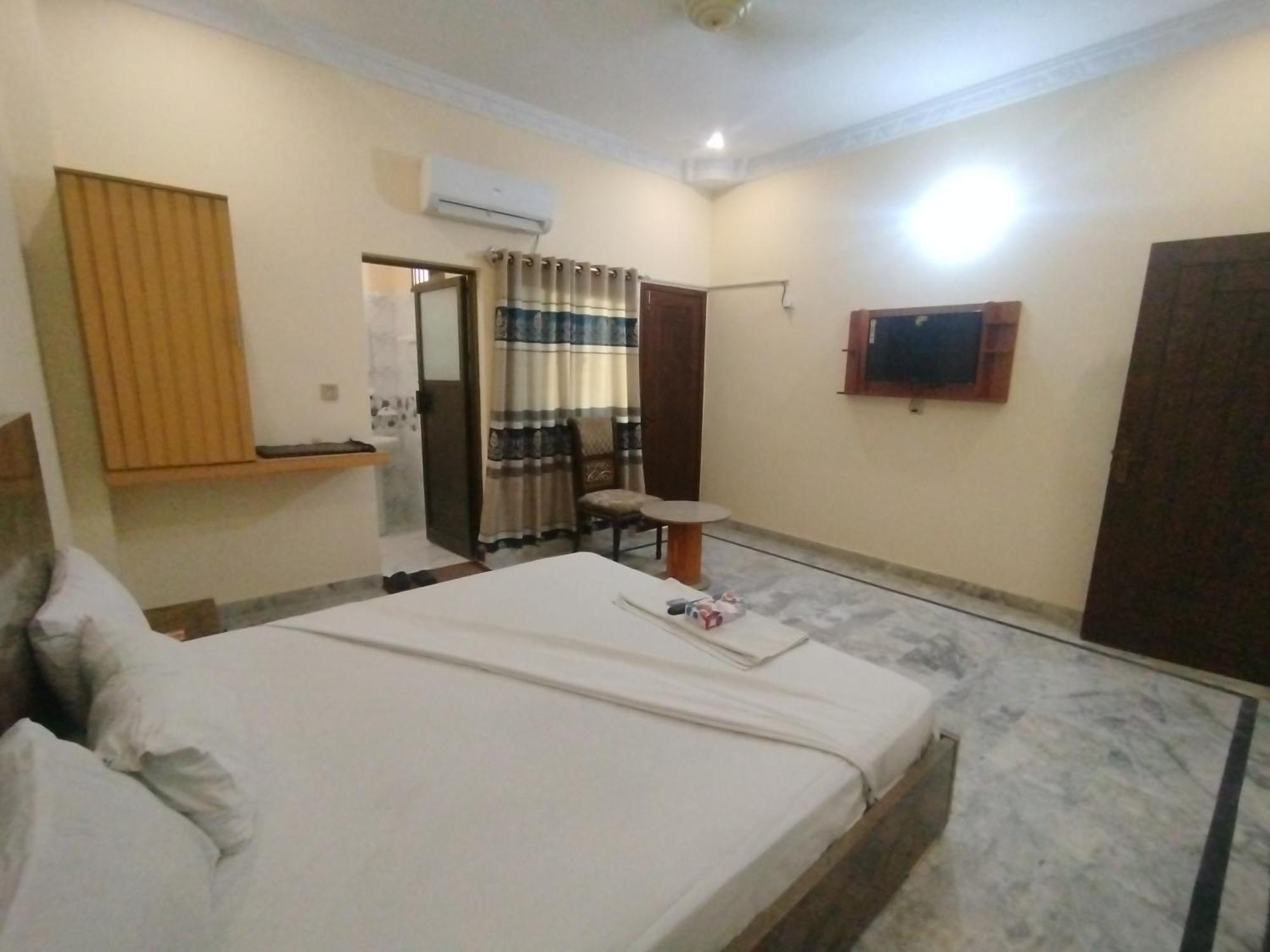 Hotel Crown Plaza, Near Karachi Airport, Darul Sehat Hospital, Dow, Agha Khan And Liaqat Hospital Exteriör bild