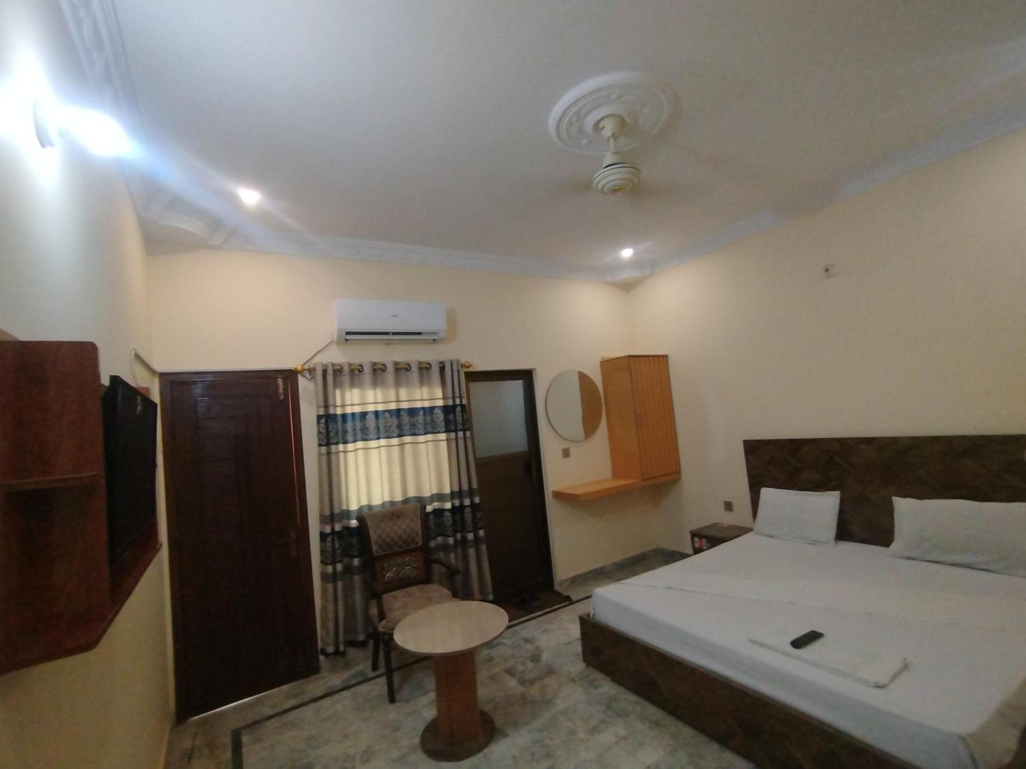 Hotel Crown Plaza, Near Karachi Airport, Darul Sehat Hospital, Dow, Agha Khan And Liaqat Hospital Exteriör bild