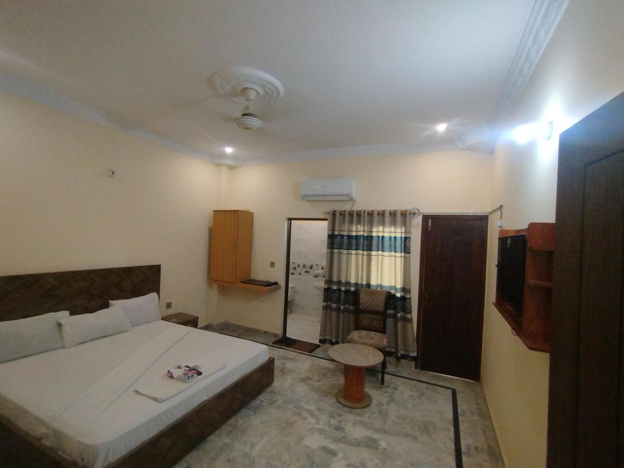 Hotel Crown Plaza, Near Karachi Airport, Darul Sehat Hospital, Dow, Agha Khan And Liaqat Hospital Exteriör bild