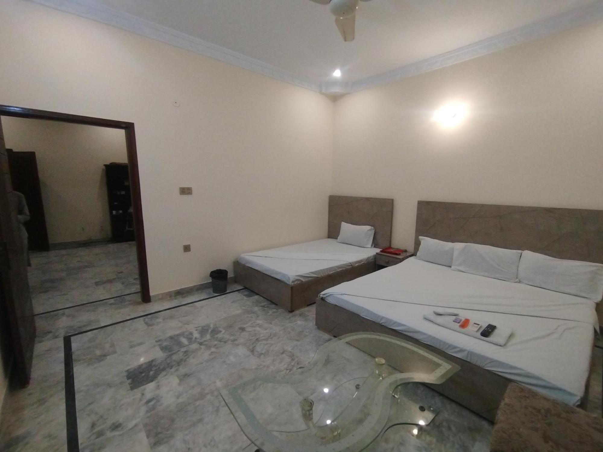 Hotel Crown Plaza, Near Karachi Airport, Darul Sehat Hospital, Dow, Agha Khan And Liaqat Hospital Exteriör bild